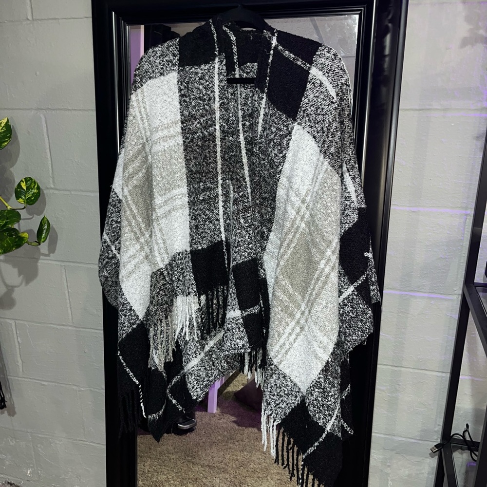 ❤️5 for $25❤️ Plaid Poncho